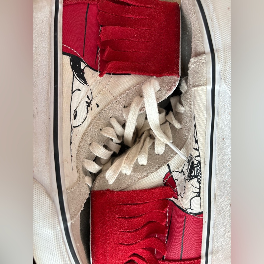 Vans RARE Snoopy high tops with red fringe detail of Snoopy’s dog house.